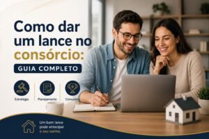 Casal planejando um lance no consórcio em frente ao computador, representando estratégias para aumentar as chances de contemplação na compra de imóvel ou veículo.